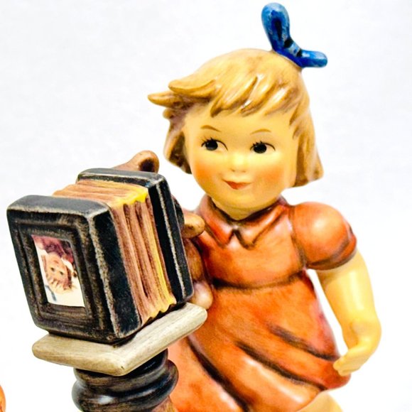 Goebel Hummel #2132 "Camera Ready" 25th Anniversary Edition TMK8 - Picture 12 of 16